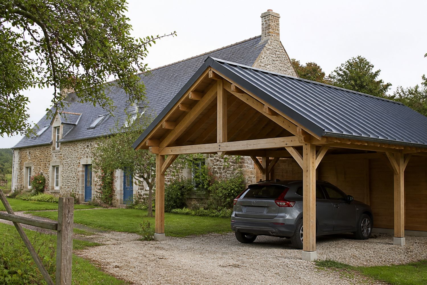 Carport en bois près d'une longère (illustration)